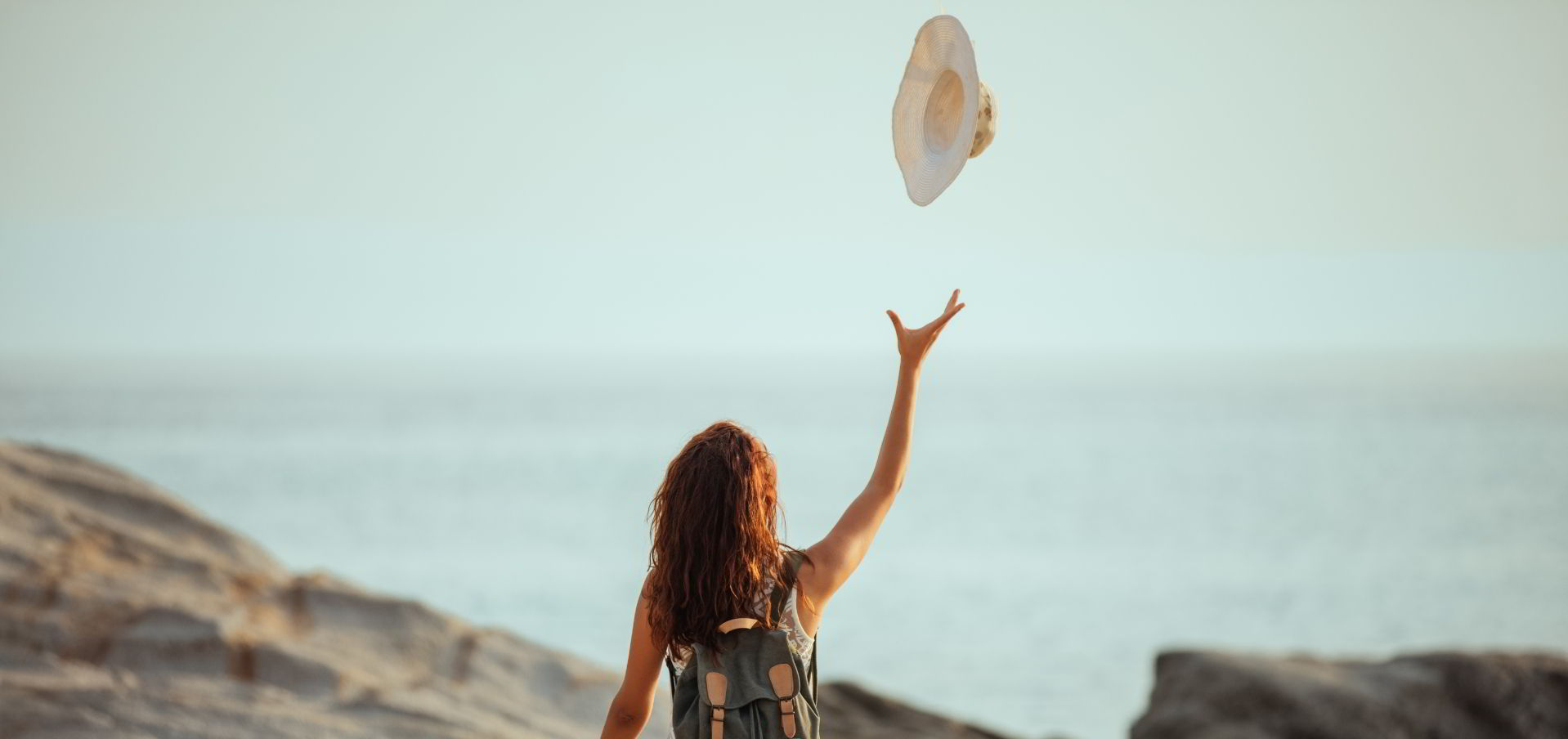 mujer-sombrero-al-aire-dando-pasos-para-ser-valiente