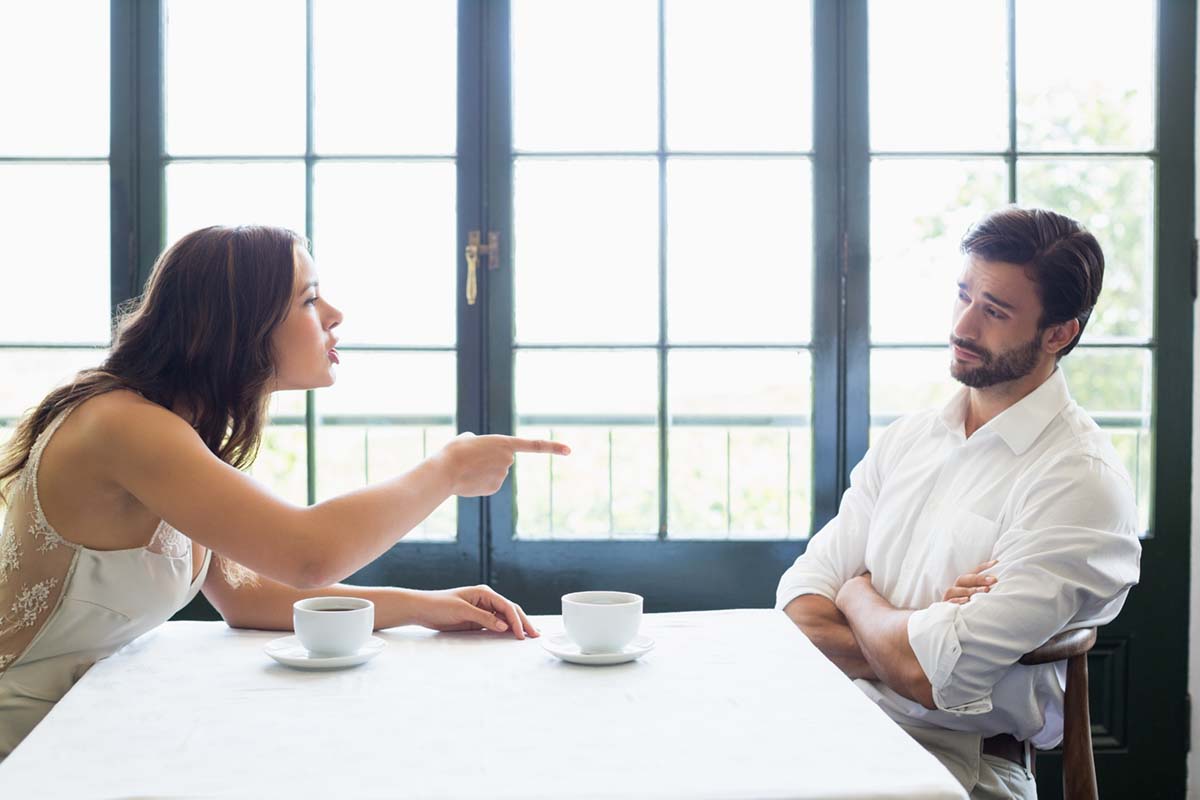 pareja discusion